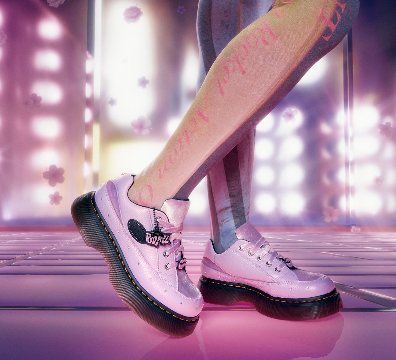 【Dr.Martens】Bratz 5アイ シューズ DR. MARTENS BUZZ 5I X BRATZ | Browns Shoes