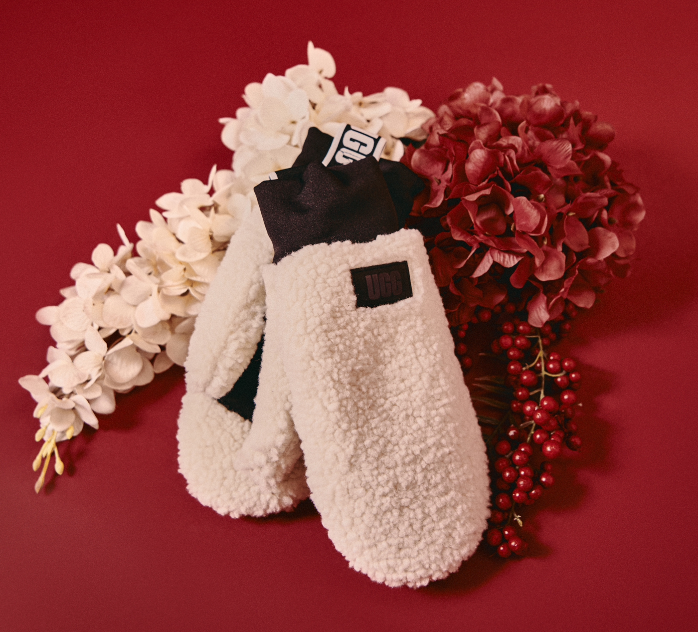 FLUFF MITTEN WITH LOGO